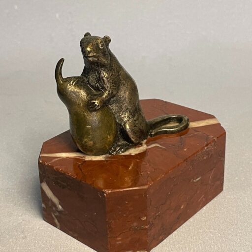 Souris à la poire. sculpture en bronze du xixe siècle