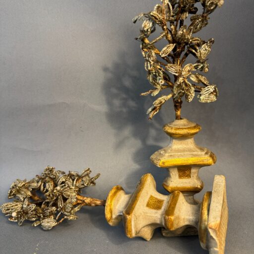 Paire de vases fleuris en bois sculpté peint du xviiième siècle
