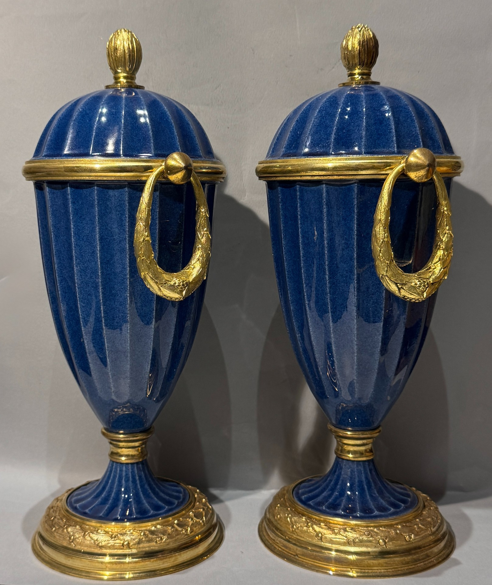 Paire de vases pots couverts en porcelaine bleue de paul milet à sèvres – Image 3