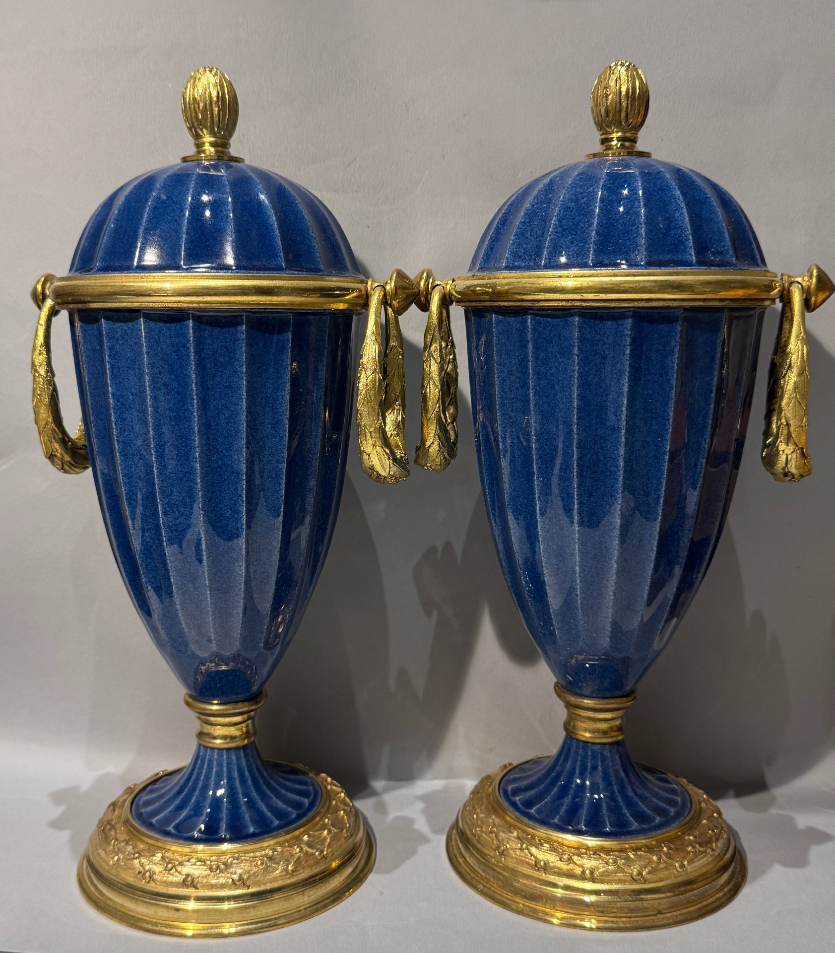 Paire de vases pots couverts en porcelaine bleue de paul milet à sèvres – Image 2
