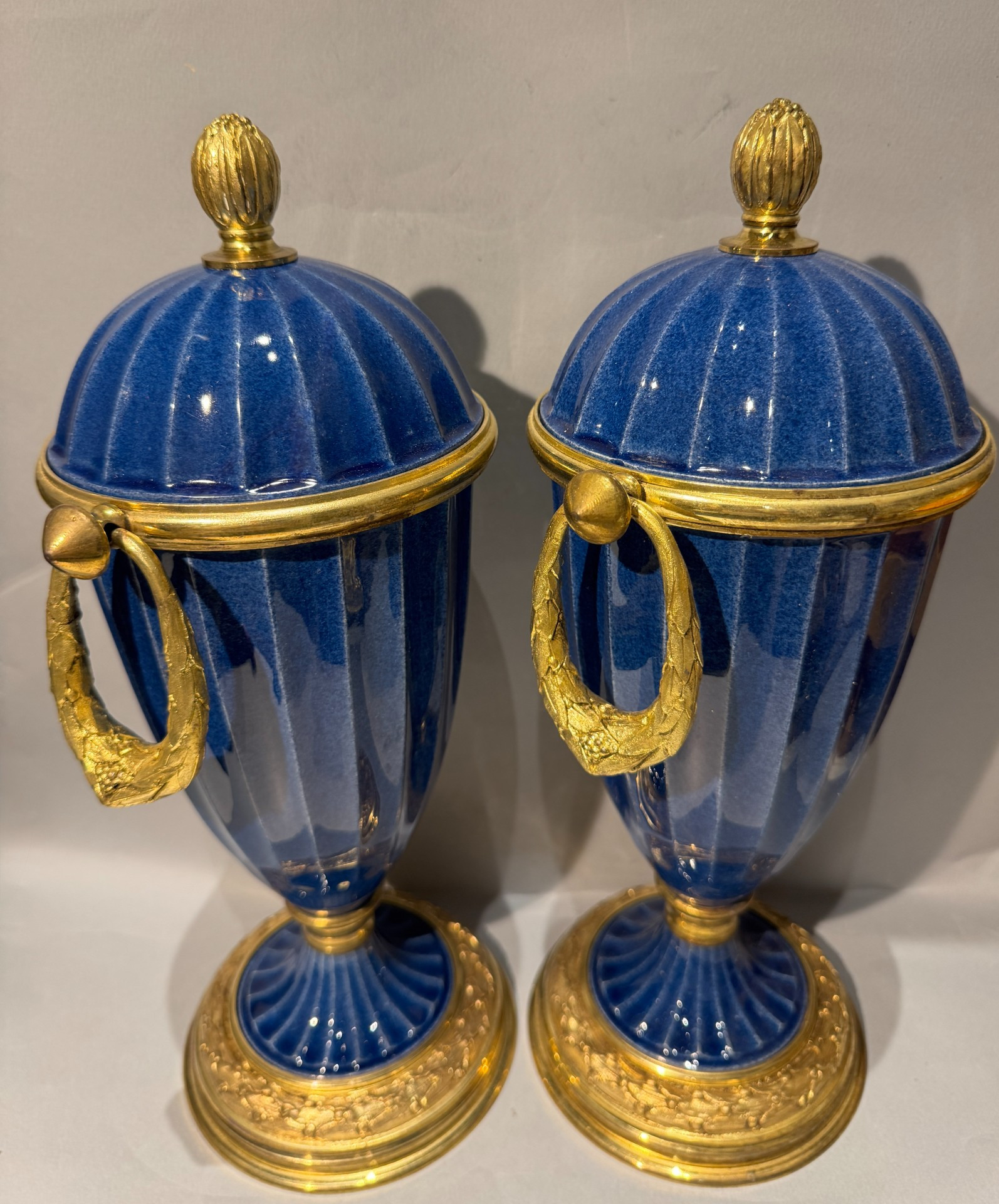 Paire de vases pots couverts en porcelaine bleue de paul milet à sèvres – Image 4