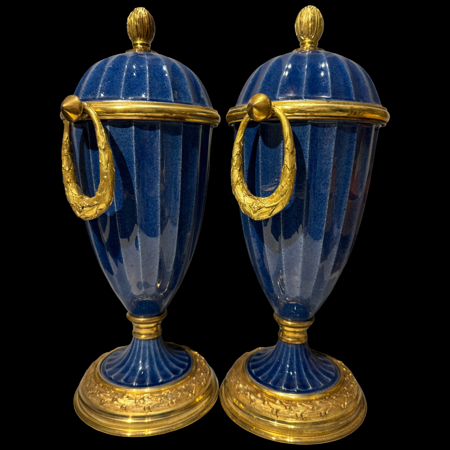 Paire de vases pots couverts en porcelaine bleue de paul milet à sèvres