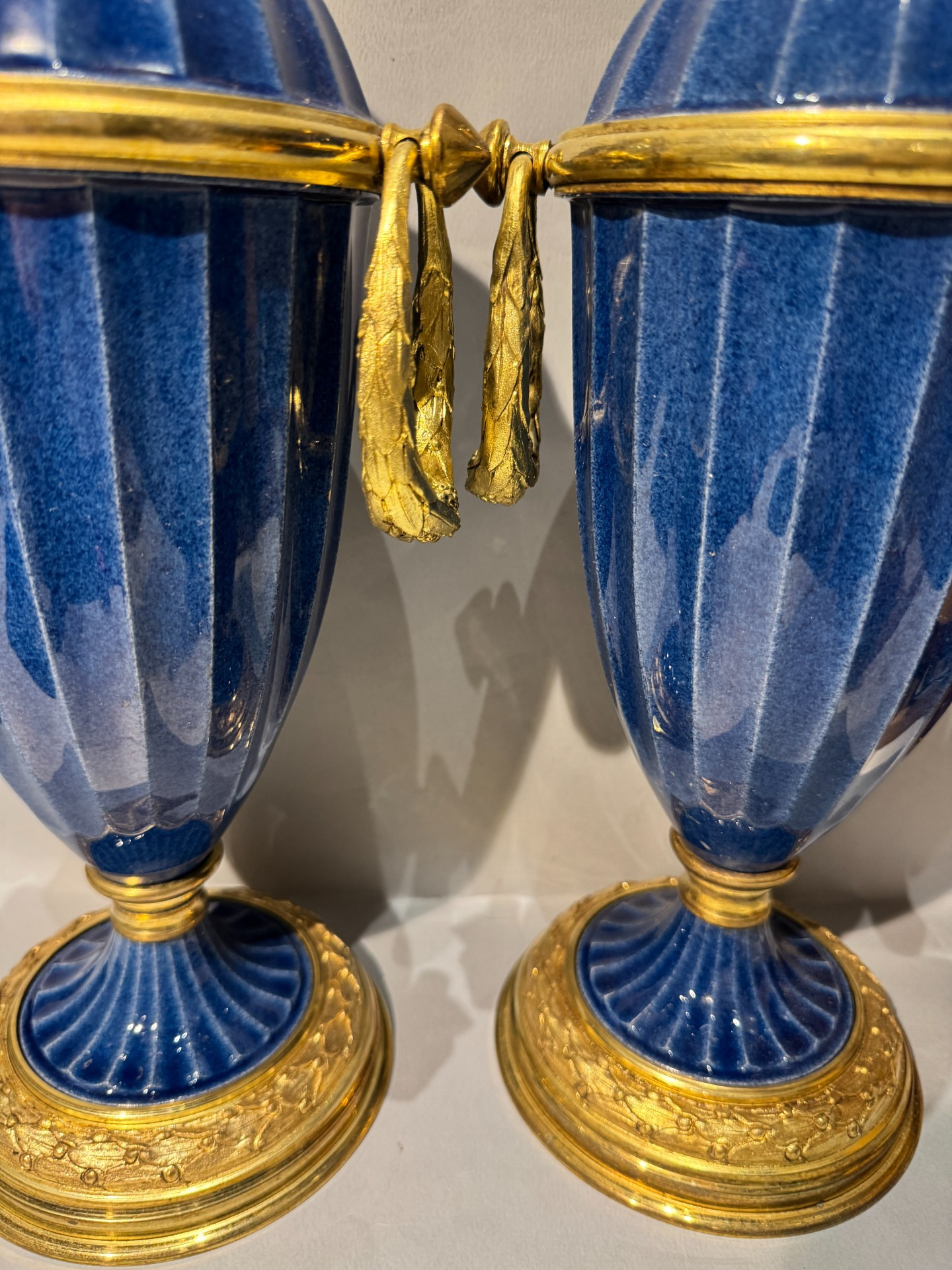 Paire de vases pots couverts en porcelaine bleue de paul milet à sèvres – Image 5