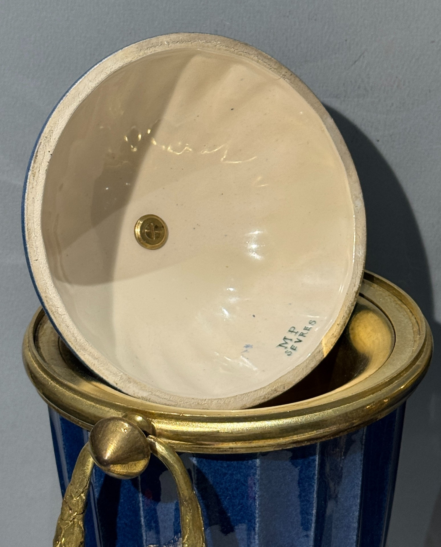 Paire de vases pots couverts en porcelaine bleue de paul milet à sèvres – Image 7