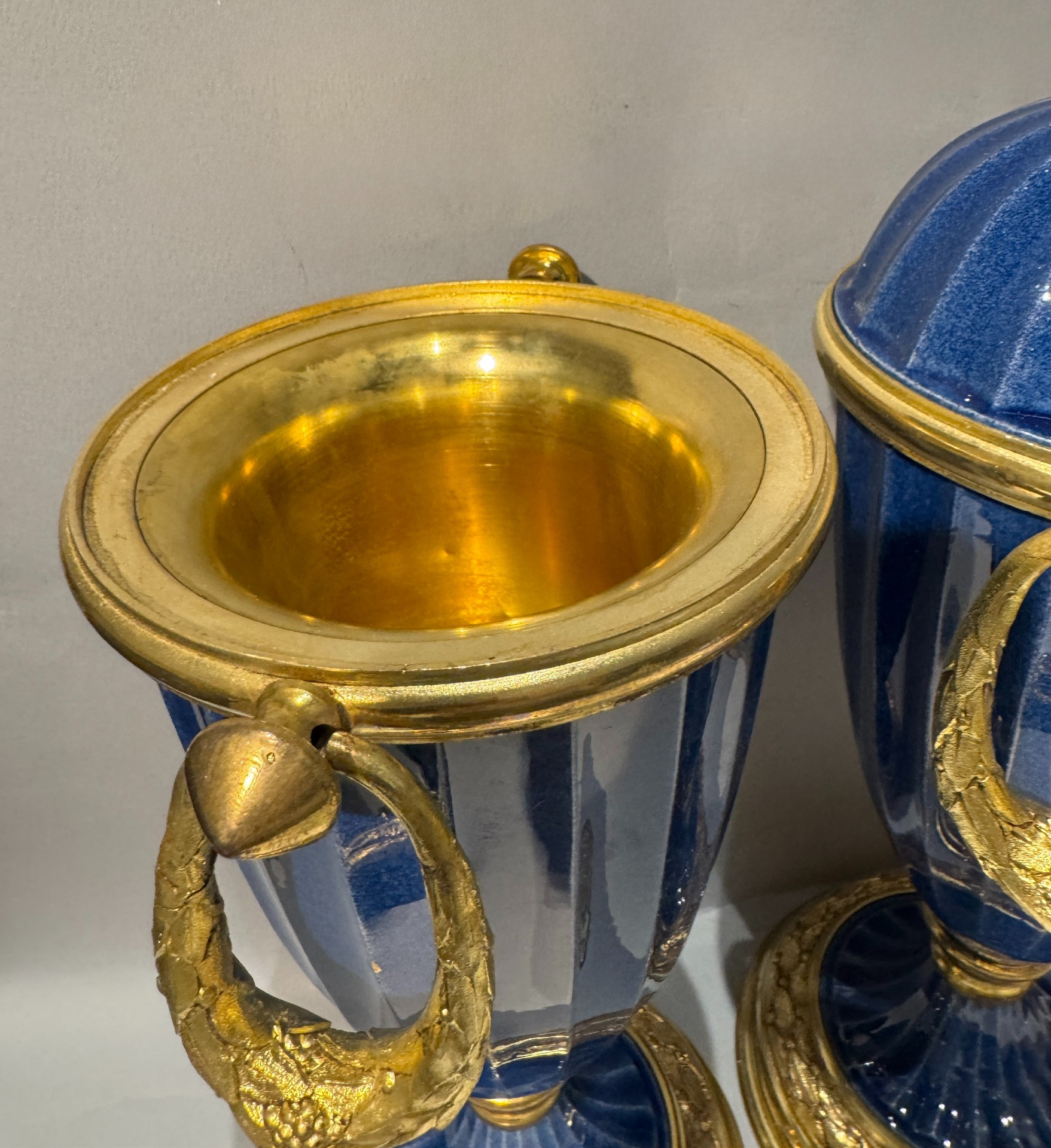 Paire de vases pots couverts en porcelaine bleue de paul milet à sèvres – Image 6