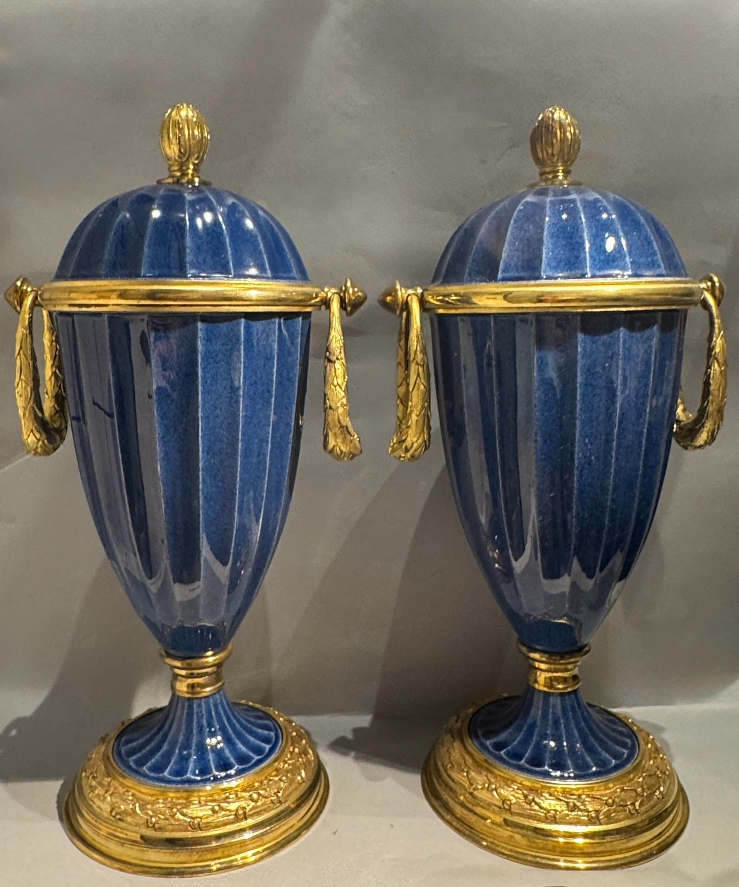 Paire de vases pots couverts en porcelaine bleue de paul milet à sèvres – Image 10