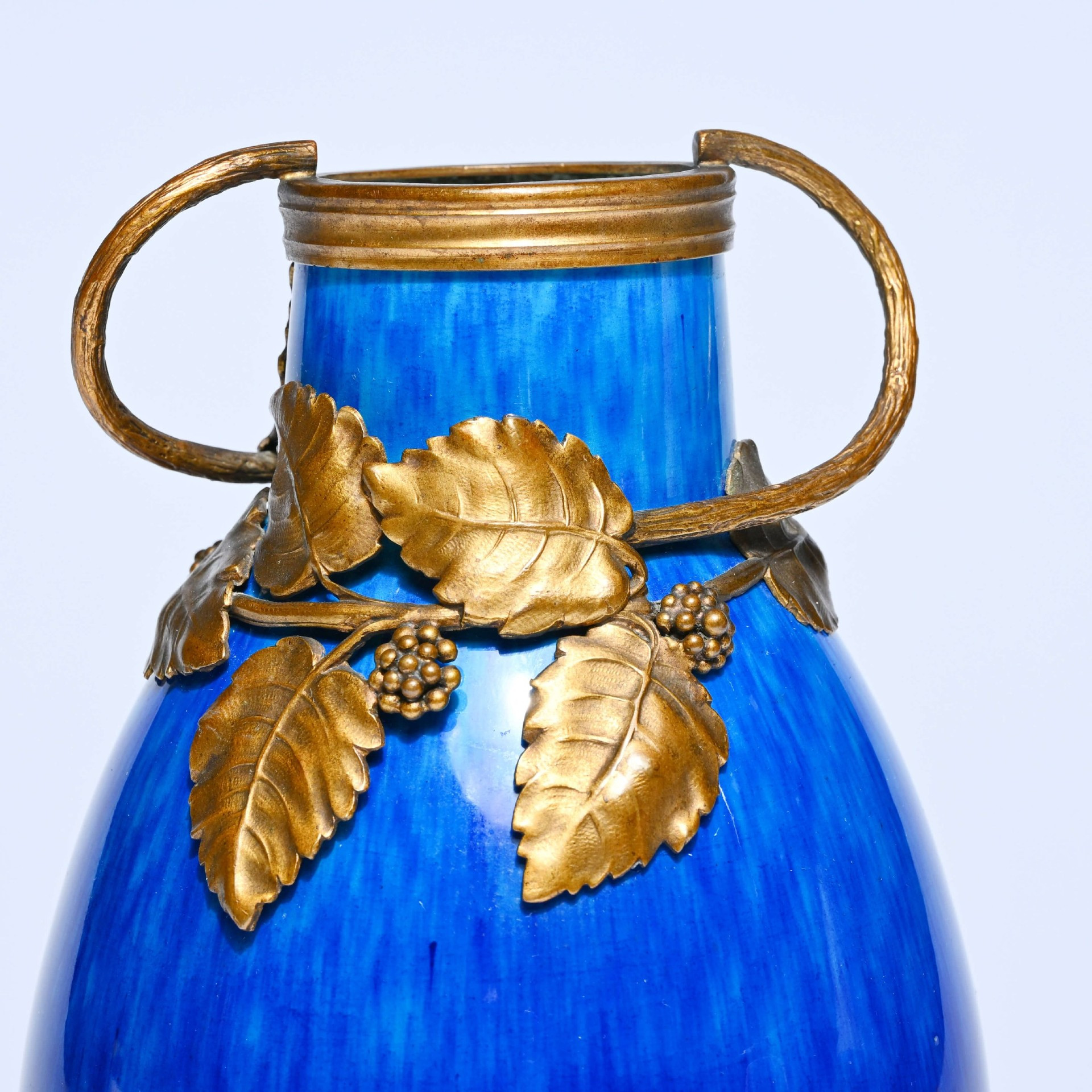 Vase en porcelaine bleue monté en bronze doré aux mures - paul milet à sevres – Image 2