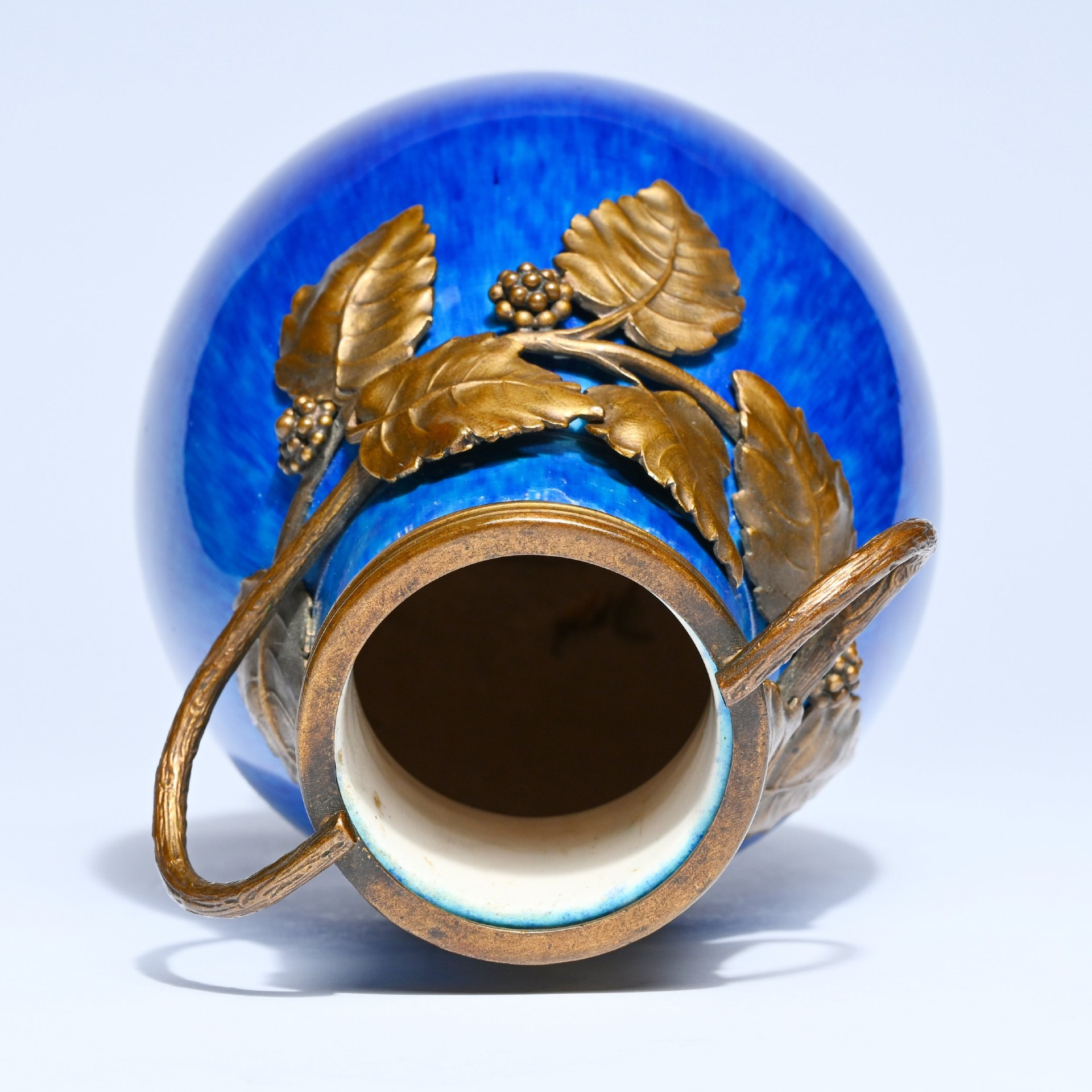 Vase en porcelaine bleue monté en bronze doré aux mures - paul milet à sevres – Image 3